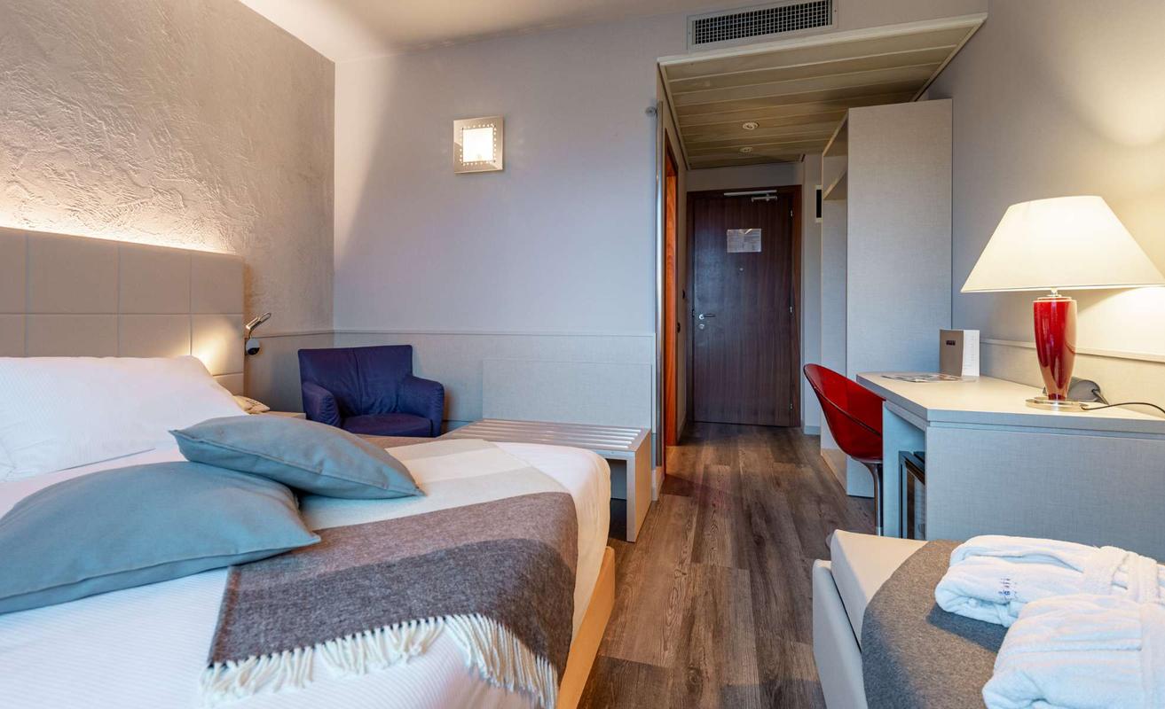 Deluxe Triple Room  First Hotel Malpensa Somma Lombardo Deluxe Triple Room  First Hotel Malpensa Somma Lombardo