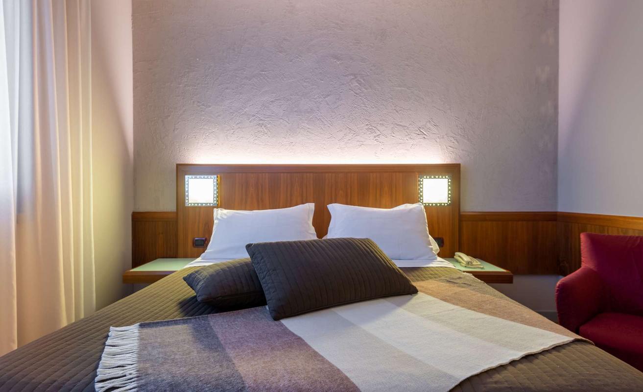 Deluxe Double Room  First Hotel Malpensa Somma Lombardo Deluxe Double Room  First Hotel Malpensa Somma Lombardo